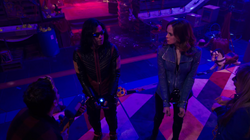 Caitlin e Cisco capturados por Trapaceiro e Prank