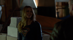 Supergirl sorrindo durante seu combate com o K'hund