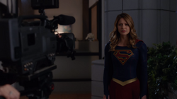 Supergirl se dirigindo aos Estados Unidos