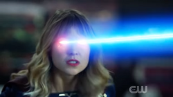 Supergirl usando sua visão de calor em Rama Khan