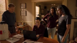 Anissa, Gambi e Grace conversando com Lauren sobre a Monovista