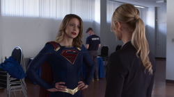 Supergirl conversando com Jean Rankin