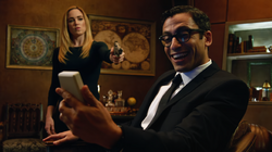 Sara ameaçando Gary