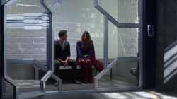 Supergirl dizendo para Mon-El que Daxam foi destruído