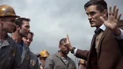 Ben tentando acalmar uma multidão