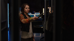 Thea entregando uma espada para Nyssa