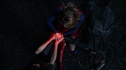 Supergirl levando ela, Sam e Régia ao Vale Sombrio