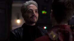 Abra Kadabra ouvindo Barry implorar pela identidade de Savitar