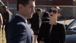 Lockwood ouvindo Lena