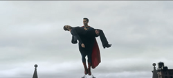 Superman segurando Peia