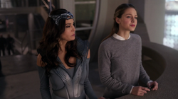 Rhea conversando com Kara sobre Mon-El