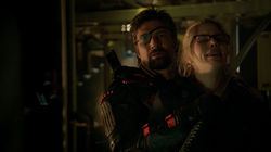 Slade holds Felicity hostage