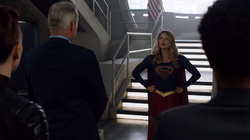 Supergirl encontrando o Presidente Baker no D.O.E.