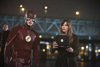 The Flash Grant Gustin and Caitlin Snow Danielle Panabaker-1