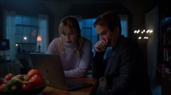 Mxy e Kara procurando por um momento na linha do tempo.