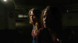 Supergirl com a Senadora Crane