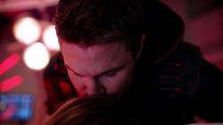 Oliver kisses Kara