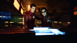 Barry e Vibro vendo uma bomba nuclear.