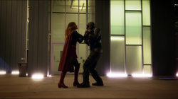 Supergirl enfrentando o Carcereiro