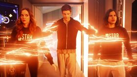 Barry entrena a Cisco y Caitlin.
