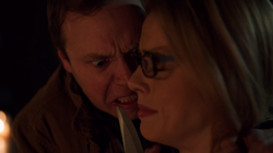 Stanley ameaçando Felicity