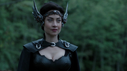 Nora Darhk como Valquíria