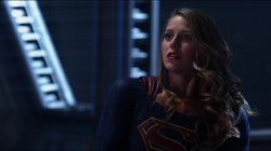 Supergirl percebendo que o Superman a atacou