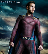 Supergirl, 3ª temporada - Mon-El usando novo traje