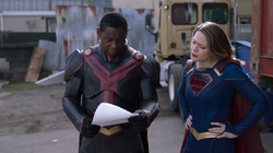 Supergirl e J'onn analisando objetos roubados