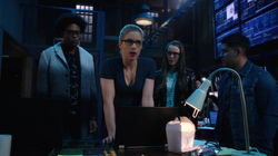 Helix trabalhando com Felicity e Curtis