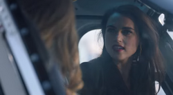Lena conversando com a Supergirl depois de ser atacada em seu helicóptero