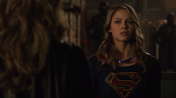 Supergirl descobrindo que seu coração será tirado dela