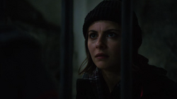 Thea conversando com Slade a respeito de Shado