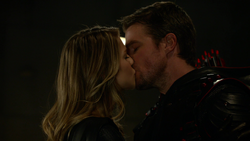 Oliver and Kara kissing