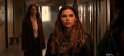 Sarah vendo a sósia de sua mãe.