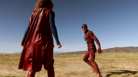 Flash conoce a Supergirl.