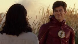 Barry se reune con Iris tras vencer al Samuroid
