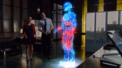 Ray mostrando o Exoesqueleto A.T.O.M. para Felicity