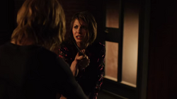 Thea ameaçando Chase