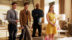 Kara, James, Barry e Winn conversando com Cat