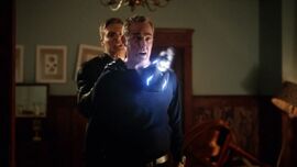 Zoom mata a Henry enfrente de Barry.