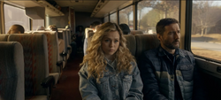 Courtney e Pat em um ônibus para Blue Valley
