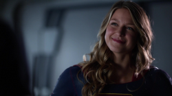 Supergirl dizendo para Mon-El que irá treiná-lo