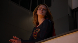 Supergirl vendo Cat cair do prédio da CatCo