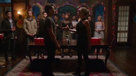 Dion e Sara apertando as mãos