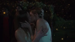 Ava e Sara se beijando após derrotarem os Zagurons.
