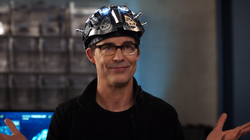 Harry usando o chapéu de pensamento da Equipe Flash