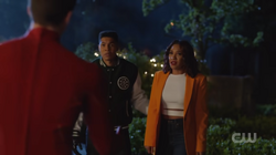 Deon e Iris conversando com Barry