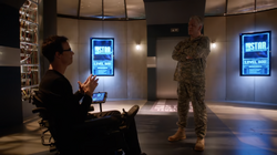 Eiling conversando com Harrison Wells