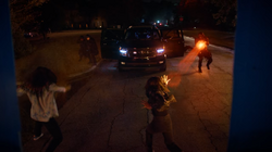 Jennifer e Brandon atacando agentes da ASA